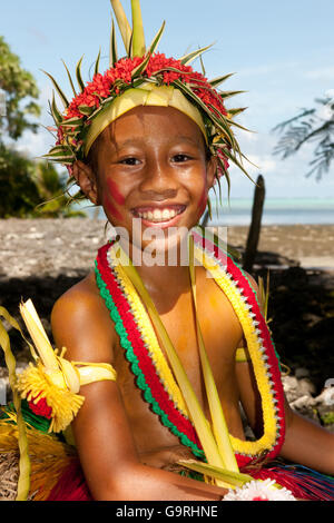 Junge, angeseilt für traditionelle Bambus Tanz, Yap-Insel, Yap-Inseln, Föderierte Staaten von Mikronesien Stockfoto