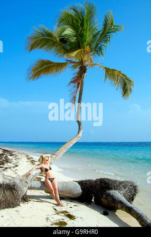 Frau am Strand, palm-Baum, Punta Cana, Dominikanische Republik, Caribbean Stockfoto