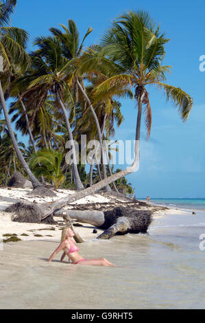 Frau am Strand, palm Tree, Punta Cana, Dominikanische Republik, Karibik, Amerika Stockfoto
