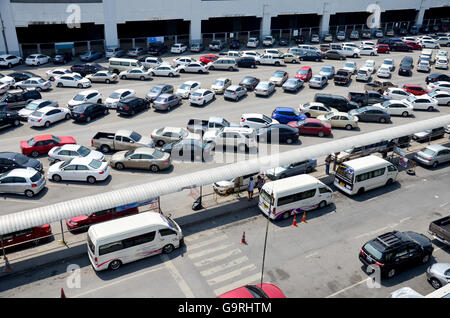 Parkplatz für Auto von Menschen Passagier der BTS Skytrain Park kostenlos am Bahnhof Mochit am 3. April 2016 in Bangkok Thai Stockfoto
