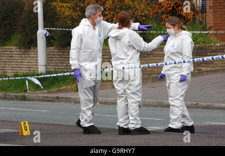 Offiziere drangsalieren den Tatort in der Hall Rd, an der Kreuzung mit Buttermere Close, Leytonstone, Ost-London, ein, wo gestern Abend ein 14-jähriger Junge starb, nachdem er bei einem Bandenmesser-Angriff erstochen wurde, bei dem sich auch ein 15-Jähriger in einem kritischen Zustand befand. Stockfoto