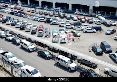 BANGKOK, THAILAND - APRIL 3: Parkplatz für Auto von Menschen Passagier der BTS Skytrain Park spesenfrei an Mochit Station auf Stockfoto