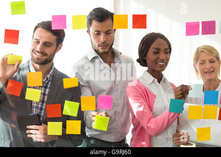 Business-Leute kleben Klebefuge Notizen Stockfoto