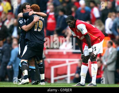 James Collins und Lucas Neill von West Ham United feiern Bei der Schlusspfeife steht Arsenals Emmanuel Adebayor (r) Dejeziert Stockfoto