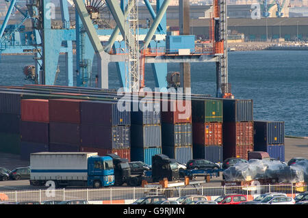 Container für den Versand gespeicherten erwartet laden an den Hafen Fos-Sur-Mer in der Nähe von Marseille Stockfoto