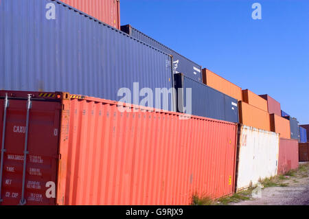 Container für den Versand gespeicherten erwartet laden an den Hafen Fos-Sur-Mer in der Nähe von Marseille Stockfoto