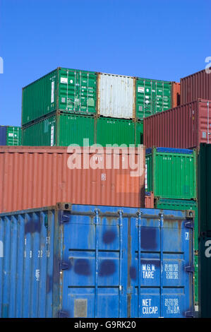 Container für den Versand gespeicherten erwartet laden an den Hafen Fos-Sur-Mer in der Nähe von Marseille Stockfoto