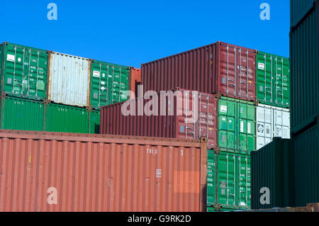 Container für den Versand gespeicherten erwartet laden an den Hafen Fos-Sur-Mer in der Nähe von Marseille Stockfoto