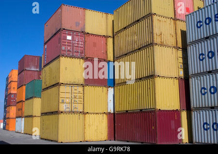 Container für den Versand gespeicherten erwartet laden an den Hafen Fos-Sur-Mer in der Nähe von Marseille Stockfoto