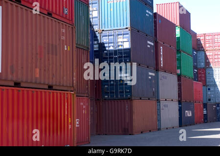 Container für den Versand gespeicherten erwartet laden an den Hafen Fos-Sur-Mer in der Nähe von Marseille Stockfoto