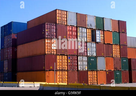 Container für den Versand gespeicherten erwartet laden an den Hafen Fos-Sur-Mer in der Nähe von Marseille Stockfoto