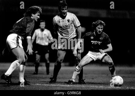 Fußball - Littlewoods Cup - Dritte Runde - Leicester City / Oxford United. Russell Osman von Leicester City (l) und Ali Mauchlen (r) von Billy Whitehurst von Oxford United (c) Stockfoto