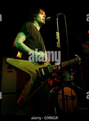 Ash Instore Gig - London. Ash Perfrom bei einer Autogrammstunde bei Virgin Megastores im Zentrum von London. Stockfoto