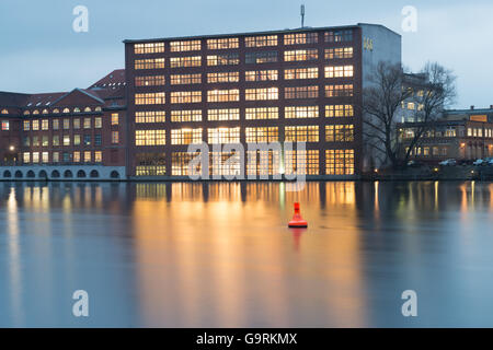 Berlin, Deutschland. 15. Januar 2014. Business-Gebäude befindet sich in Berlins Fluss Spree. Langzeitbelichtung, HDR-Look. Stockfoto