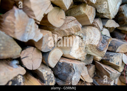 Hintergrund der trockenen Scheitholz meldet sich in einem Haufen Stockfoto