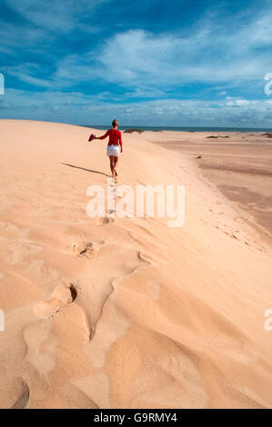 junge Frau, barfuß, Sanddüne, Fuerteventura, Kanarische Inseln, Spanien Stockfoto