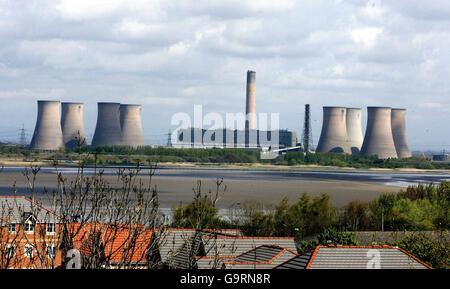 Ein Blick auf Fiddlers Ferry Power Station in Widnes, Cheshire, wo Feuerwehrleute heute einen Brand bekämpfen. Stockfoto