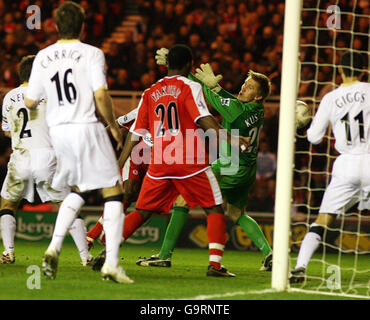 George Boateng von Middlesbrough (versteckt) trifft beim Viertelfinalspiel des FA Cup im Riverside Stadium, Middlesbrough, an Manchester United-Torwart Tomasz Kuszczak (gegenüber) vorbei. Stockfoto