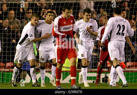 Fußball - FA Cup - Sechste Runde - Middlesbrough gegen Manchester United - The Riverside. Cristiano Ronaldo von Manchester United wird für das Tor zum Ausgleich von der Strafstelle gratuliert. Stockfoto