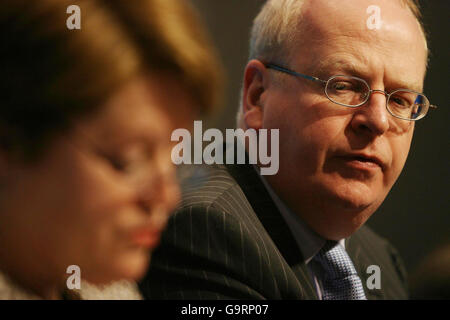 Tanaiste- und Justizminister Michael McDowell und Richterin Mary Martin (links) im Government Press Centre in Dublin, wo die Einrichtung einer Nationalen Kommission für restaurative Justiz, die vom Richter geleitet werden soll, angekündigt wurde. Stockfoto