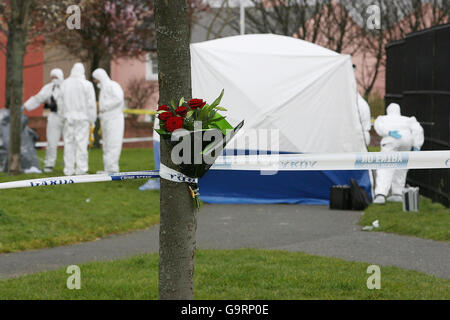 An einen Baum wird eine Blumenverbeugung in der Nähe der Szene eines tödlichen Messerstechs in der Bremen Road, Irishtown, im Süden Dublins, gebunden. Stockfoto