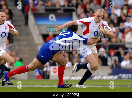 Der englische Mike Tindall (rechts) avades den französischen Yannick Jauzion (Mitte) während des RBS 6 Nations Championship-Spiels im Twickenham Stadium, London. Stockfoto