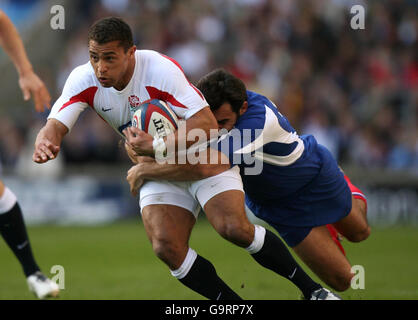 Der englische Jason Robinson (links) wird von der französischen Verteidigung während des RBS 6 Nations Championship-Spiels im Twickenham Stadium, London, angegangen. Stockfoto