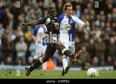 Fußball - FA Cup - Sechste Runde - Blackburn Rovers gegen Manchester City - Ewood Park. Micah Richards von Manchester City (links) fordert Morten Gamst Pedersen von Blackburn Rovers für den Ball heraus. Stockfoto