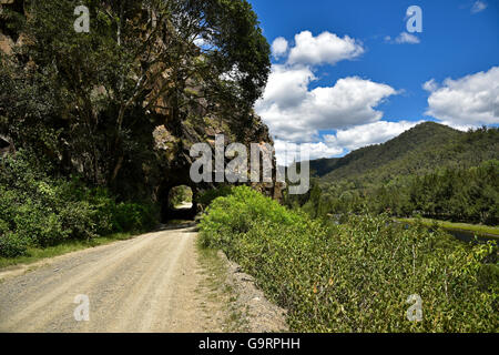 Tunnel durch den Fels Hand gegraben, während dem 19. Jahrhundert auf der alten Grafton Straße zwischen Glen Innes und Grafton in new-South.Wales Stockfoto