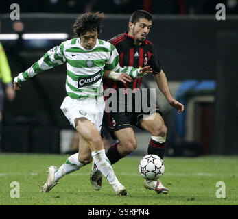 AC Milans Rino Gattuso fordert Celtics Shunsuke Nakamura während des Champions-League-Spiels AC Milan gegen Celtic im San Siro Stadium in Mailand heraus. DRÜCKEN SIE VERBANDSFOTO. Bilddatum: Mittwoch, 7. März 2007. Bildnachweis sollte lauten: Andrew MilliganPA. Stockfoto