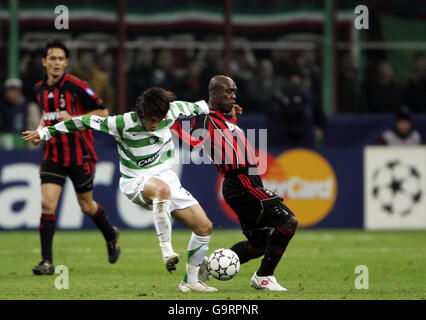 Celtics Shunsuke Nakamura fordert AC Milans Clarence Seedorf während des Champions-League-Spiels AC Milan gegen Celtic im San Siro Stadium in Mailand heraus. DRÜCKEN SIE VERBANDSFOTO. Bilddatum: Mittwoch, 7. März 2007. Bildnachweis sollte lauten: Andrew MilliganPA. Stockfoto