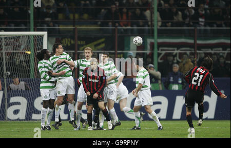 AC Milans Andrea Pirlo tritt beim Champions-League-Spiel AC Milan gegen Celtic im San Siro Stadium in Mailand frei. DRÜCKEN SIE VERBANDSFOTO. Bilddatum: Mittwoch, 7. März 2007. Bildnachweis sollte lauten: Andrew MilliganPA. Stockfoto