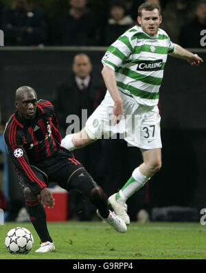 AC Miland Clarence Seedorf fordert Celtics Craig Beattie während des Champions-League-Spiels AC Milan gegen Celtic im San Siro Stadium in Mailand heraus. DRÜCKEN SIE VERBANDSFOTO. Bilddatum: Mittwoch, 7. März 2007. Bildnachweis sollte lauten: Andrew MilliganPA. Stockfoto