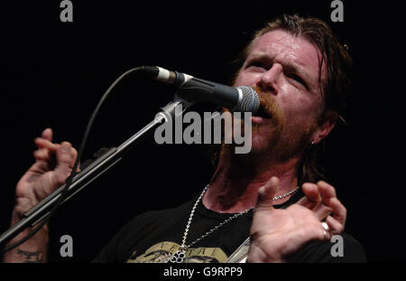 Jesse ''The Devil'' Hughes von der Band Eagles of Death Metal in Aktion bei einem Konzert im Astoria im Zentrum von London. Stockfoto