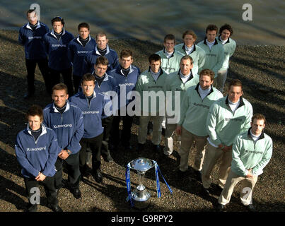 Oxford-Besatzung (von links nach rechts, zur Mitte, dann von rechts nach links unten) Michael Plotkowiak, Adam Kosmicki, Andrew Wright, Magnus Flemig, Robin Ejsmond-Frey, William Buckland, Terence Kookyer, Ante Kusurin und Nichola Brodie the Cox. Cambridge Boat Crew (oben rechts zur Mitte, dann links nach unten rechts) Kristopher McDaniel, Dan O'Shaughnessy, Peter Champion, Jake Cornelius, Tom James, Kieran West, Sebastian Schulte, Torsten Engelmann und Russell Glenn, die Cox-Mannschaft mit der Trophäe während der Fotoserie, um die Mannschaften für das 153. Boat Race am Ufer der Themse, Putney, bekannt zu geben. Stockfoto