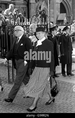 Sir Richard Attenborough und seine Frau Sheila SIM kommen heute in der Westminster Abbey an, um an der Gedenkfeier für Lord Olivier teilzunehmen. Sir Richard vertrat den Prinz und die Prinzessin von Wales. Stockfoto