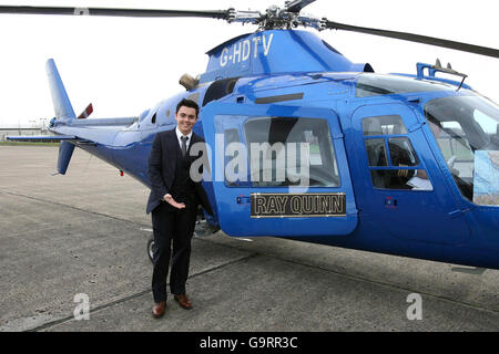 Ray Quinn kommt mit dem Hubschrauber im Marriott Hotel in Speke, Liverpool an, nach einem Werbestoß, der auch in Glasgow & Newcastle stattfand, wo er Lieder in lokalen Supermärkten für Mitglieder der Öffentlichkeit aufführte und Kopien seines gleichnamigen Albums unterzeichnete. Stockfoto