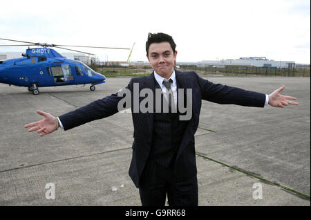 Ray Quinn kommt mit dem Hubschrauber im Marriott Hotel in Speke, Liverpool an, nach einem Werbestoß, der auch in Glasgow & Newcastle stattfand, wo er Lieder in lokalen Supermärkten für Mitglieder der Öffentlichkeit aufführte und Kopien seines gleichnamigen Albums unterzeichnete. Stockfoto