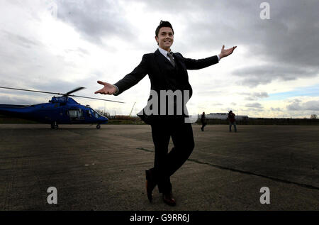 Ray Quinn kommt mit dem Hubschrauber im Marriott Hotel in Speke, Liverpool an, nach einem Werbestoß, der auch in Glasgow & Newcastle stattfand, wo er Lieder in lokalen Supermärkten für Mitglieder der Öffentlichkeit aufführte und Kopien seines gleichnamigen Albums unterzeichnete. Stockfoto