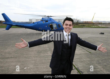 Ray Quinn kommt mit dem Hubschrauber im Marriott Hotel in Speke, Liverpool an, nach einem Werbestoß, der auch in Glasgow & Newcastle stattfand, wo er Lieder in lokalen Supermärkten für Mitglieder der Öffentlichkeit aufführte und Kopien seines gleichnamigen Albums unterzeichnete. Stockfoto