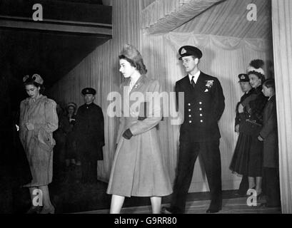 Prinzessin Elizabeth und Lieut Philip Mountbatten verlassen Westminster Abbey nach einer Probe. Sie werden von der Herzogin von Kent, dem Herzog von Kent und der Marquess of Milford Haven, dem Groomsman, gefolgt Stockfoto