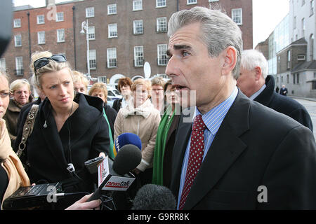 Generalsekretär der Irish Nurses Organization Liam Doran von der Irish Nurses Organization Ankunft in Regierungsgebäuden mit Delegierten der Irish Nurses Organization und der Psychiatric Nurses Association, um drei Wochen intensiver Verhandlungen mit Arbeitgebern des Gesundheitswesens in Regierungsgebäuden Gespräche zu beginnen. Stockfoto