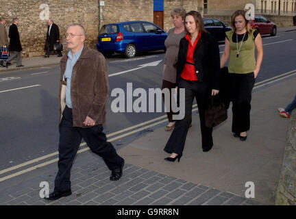 Susan Hull Witwe (rote Spitze) von Lance Corporal von Horse Matty Hull, verlässt die Untersuchung des Todes ihres verstorbenen Mannes am Oxford Coroners Court. Stockfoto