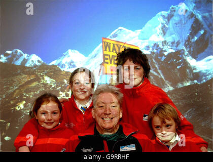 Professor Monty Mythen vom Great Ormond Street Hospital und seine vier Kinder (von links nach rechts); Alice, acht, Charlotte, 11, Patrick, 13, und Tom, sechs, sitzen heute vor einem Bild des Mount Everest im Krankenhaus, wo sie die Smiths Medical Young Everest Study ins Leben gerufen haben. Stockfoto