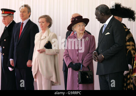 Die britische Königin Elizabeth II. Spricht mit dem Präsidenten Ghanas, John Kufuor, mit dem britischen Premierminister Tony Blair und der Außenministerin Margaret Beckett im Hintergrund während der feierlichen Begrüßung bei der Horse Guards in London. Stockfoto