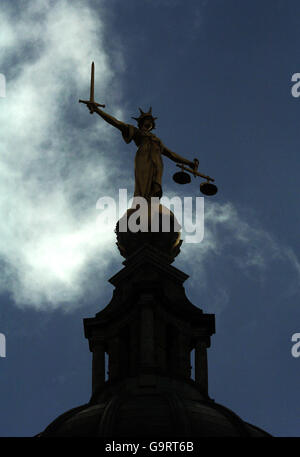 Blick, gegen den Himmel silhouettiert, der goldenen Statue der Figur der Gerechtigkeit, hält Schuppen und ein Schwert, auf dem Central Criminal Court, auch als Old Bailey, im Zentrum von London bezeichnet. Stockfoto