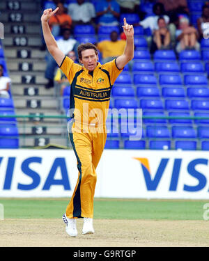 Der Australier Glenn McGrath feiert das Spiel der Gruppe A im Warner Park, Basseterre, St. Kitts, nachdem er während der ICC Cricket World Cup 2007 das Dickicht des schottischen Fußballs Gavin Hamilton gewonnen hat. Stockfoto