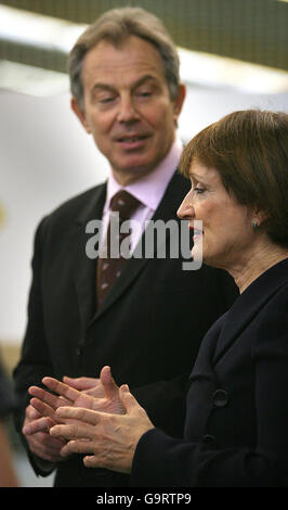 Großbritanniens Premierminister Tony Blair hört zu, während Kultursekretärin Tessa Jowell mit Jugendlichen an der Westway Sports Academy in London spricht. Stockfoto