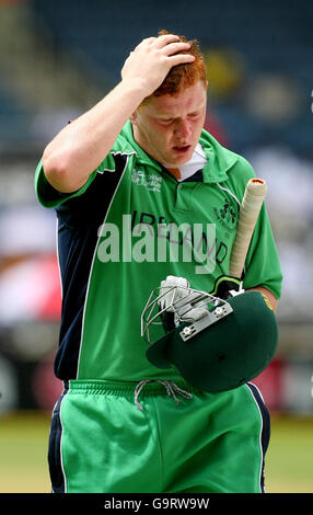 Der irische Batsman Kevin O'Brien verlässt das Feld, nachdem er während der ICC Cricket World Cup 2007, Gruppe D Spiel im Sabina Park, Kingston, Jamaika, sein Wicket verloren hat. Stockfoto