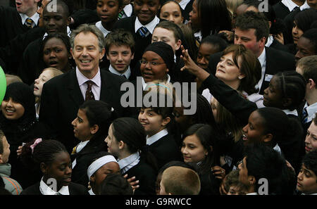 Der britische Premierminister Tony Blair (Mitte links) und seine Frau Cherie schließen sich den Kindern an der Carr Manor High School in Leeds an. Stockfoto